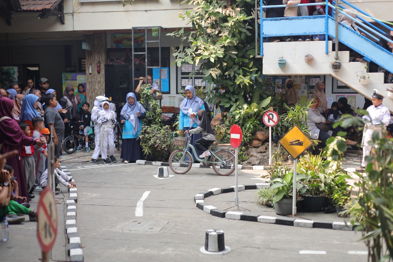 Satlantas Polres Gresik  Edukasi Anak Tertib Lalu Lintas dengan Belajar Rambu Sambil Bersepeda