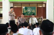 Safari Jumat ke Pesantren,  Kapolres Gresik Ajak Santri Jauhi Narkoba dan Bijak Bermedsos