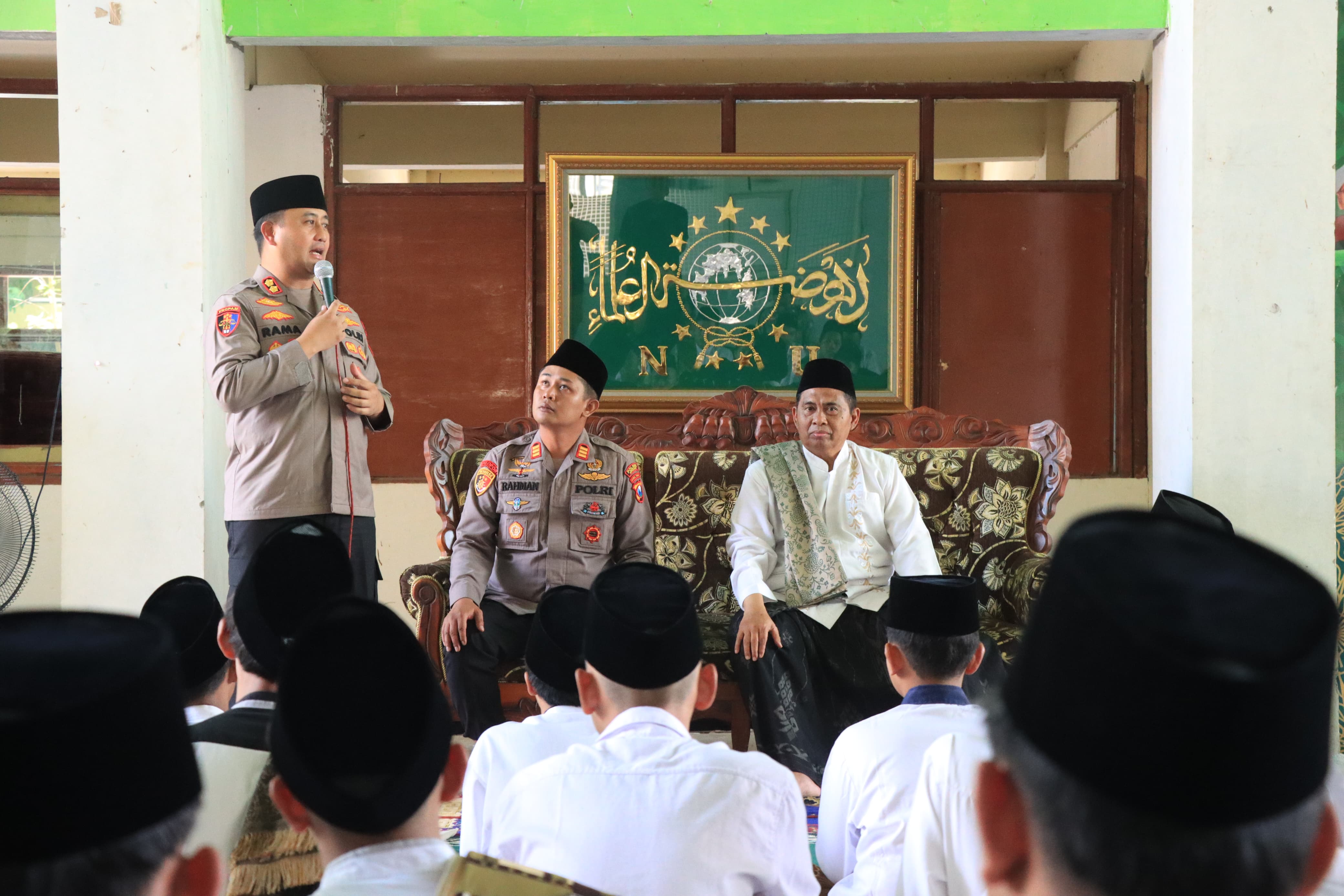 Safari Jumat ke Pesantren,  Kapolres Gresik Ajak Santri Jauhi Narkoba dan Bijak Bermedsos