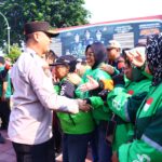 Peringati Hari Lalu Lintas Bhayangkara Ke-71, Polres Gresik Bagi Sembako ke Relawan Ambulans dan Ojol