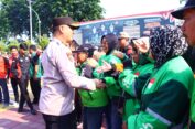 Peringati Hari Lalu Lintas Bhayangkara Ke-71, Polres Gresik Bagi Sembako ke Relawan Ambulans dan Ojol