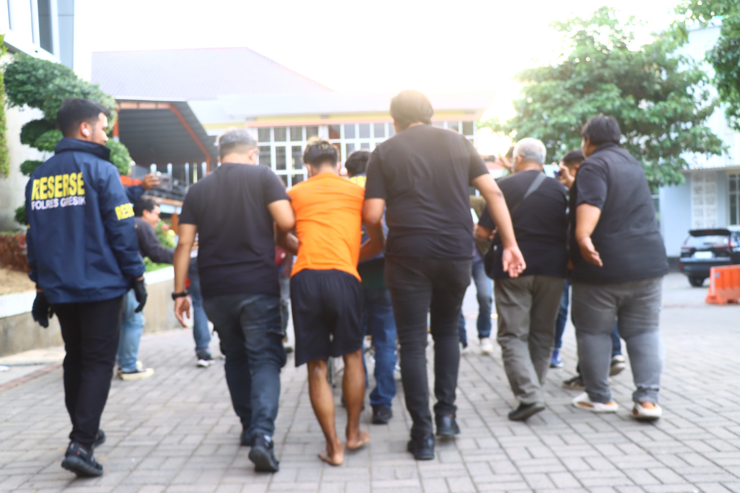 Residivis Curanmor Dibekuk, Kapolres Gresik Kembalikan Motor Milik Korban