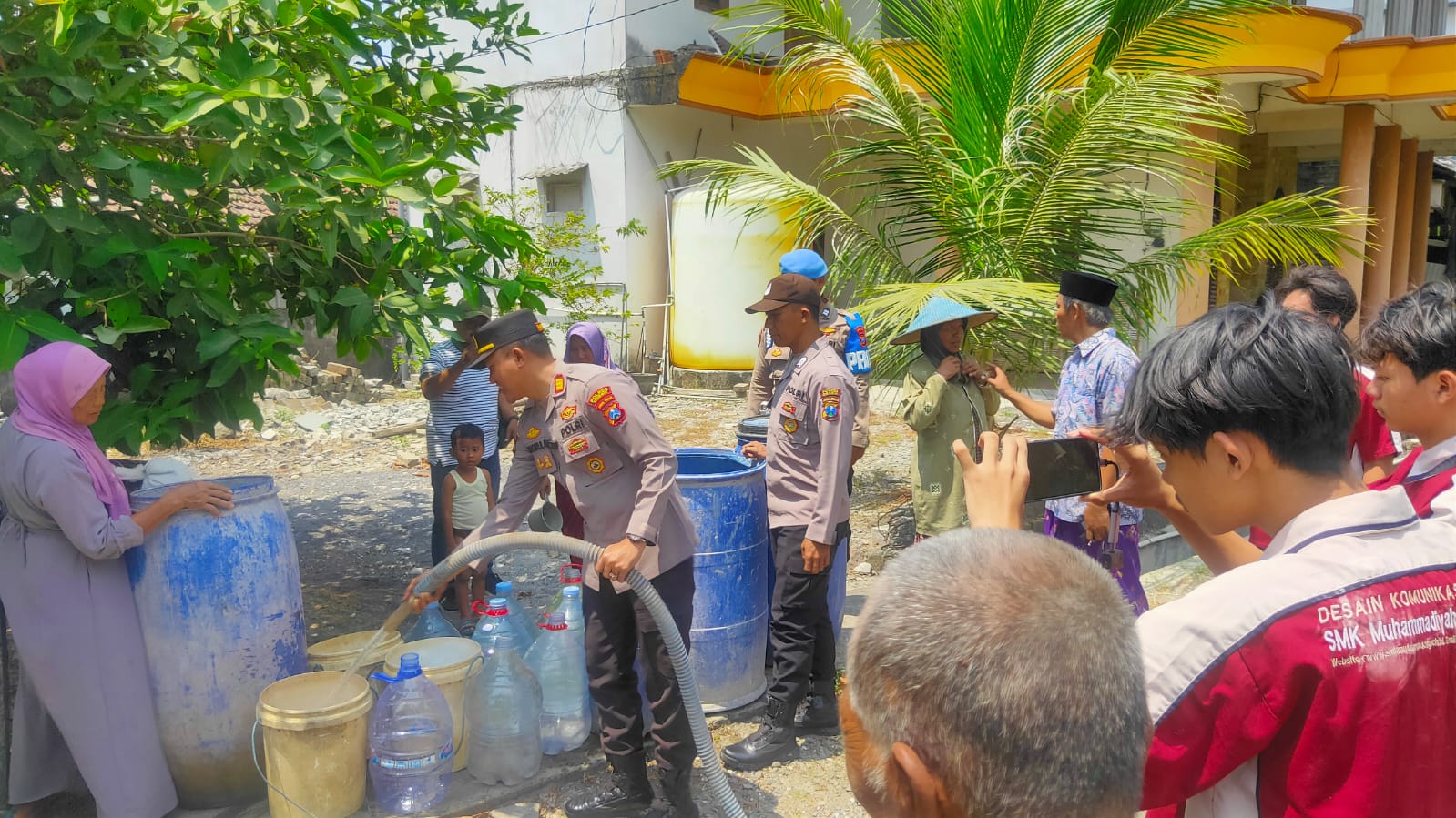 Polsek Panceng dan Pemkab Gresik Salurkan Air Bersih untuk Warga