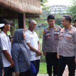 Kapolres Gresik Bantu Wahyu Kembali ke Keluarganya di Menganti