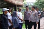 Kapolres Gresik Bantu Wahyu Kembali ke Keluarganya di Menganti