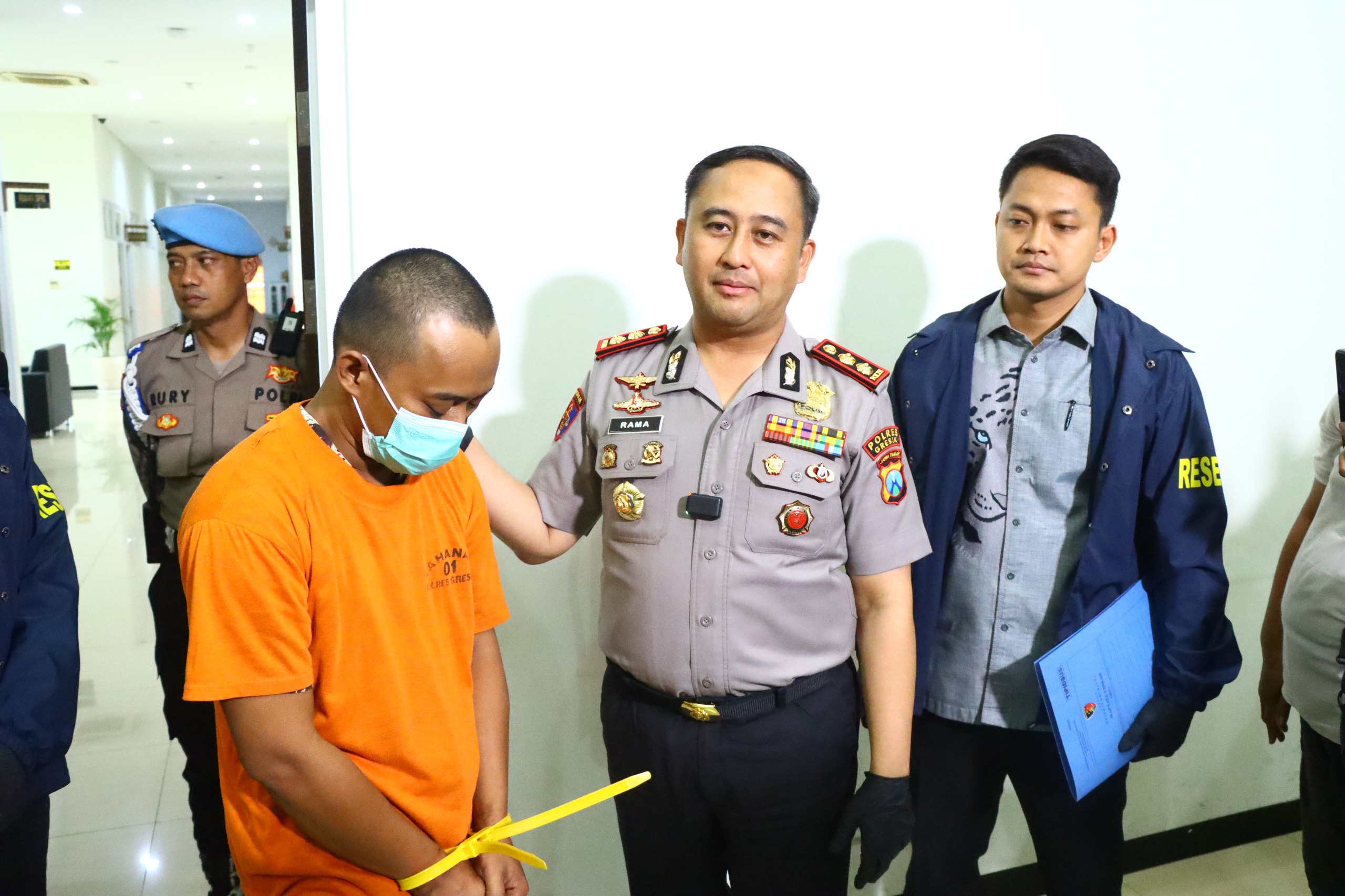 Polres Gresik Tangkap DC Pinjol Fiktif Ancam dan Peras Warga
