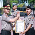 Kapolres Gresik Beri Penghargaan Tiga Anggota Berprestasi