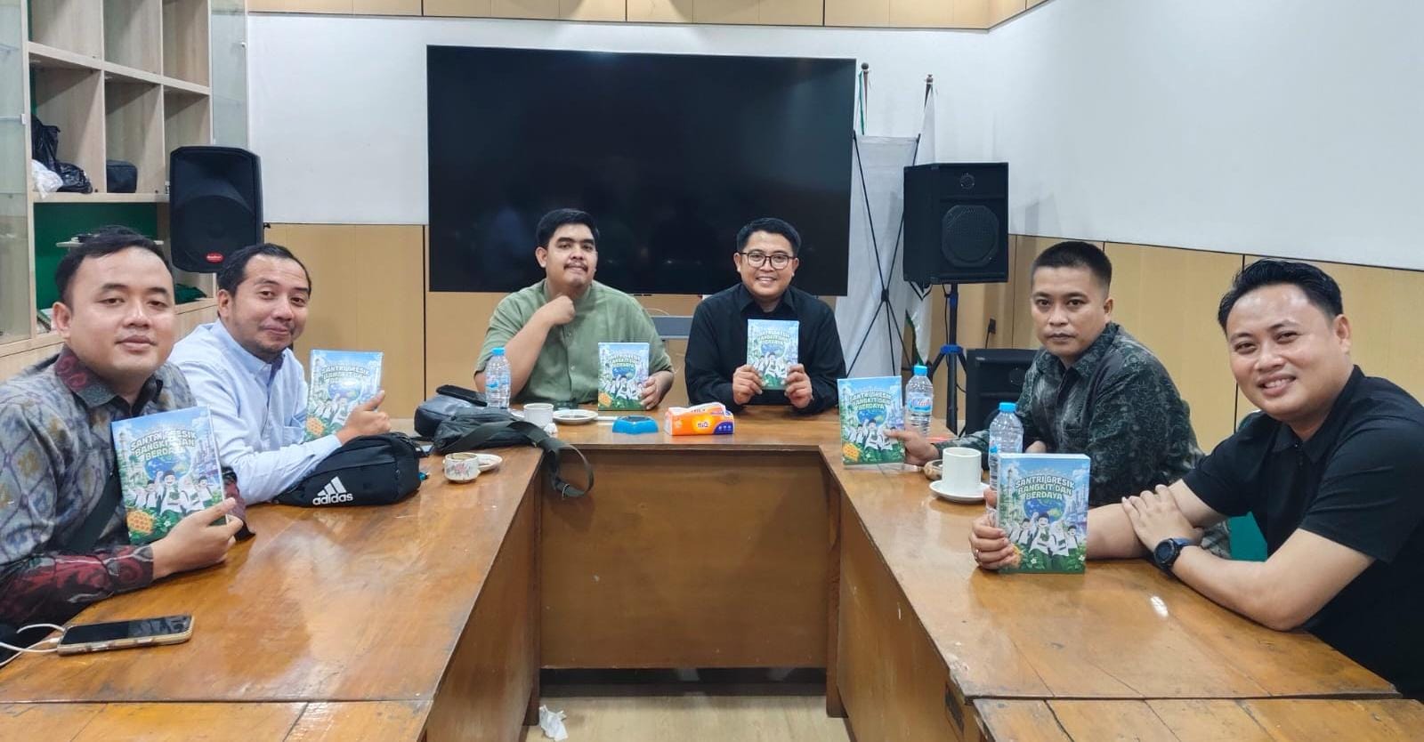 Rayakan Hari Santri 2026, DPC PKB Gresik Bagi Buku ke Santri hingga Bantuan Air Bersih ke Desa Kekeringan