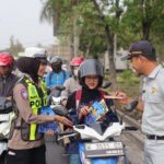 Satlantas Polres Gresik Bagikan Cokelat dan Voucer ke Pengendara di Exit Tol Kebomas