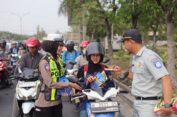 Satlantas Polres Gresik Bagikan Cokelat dan Voucer ke Pengendara di Exit Tol Kebomas