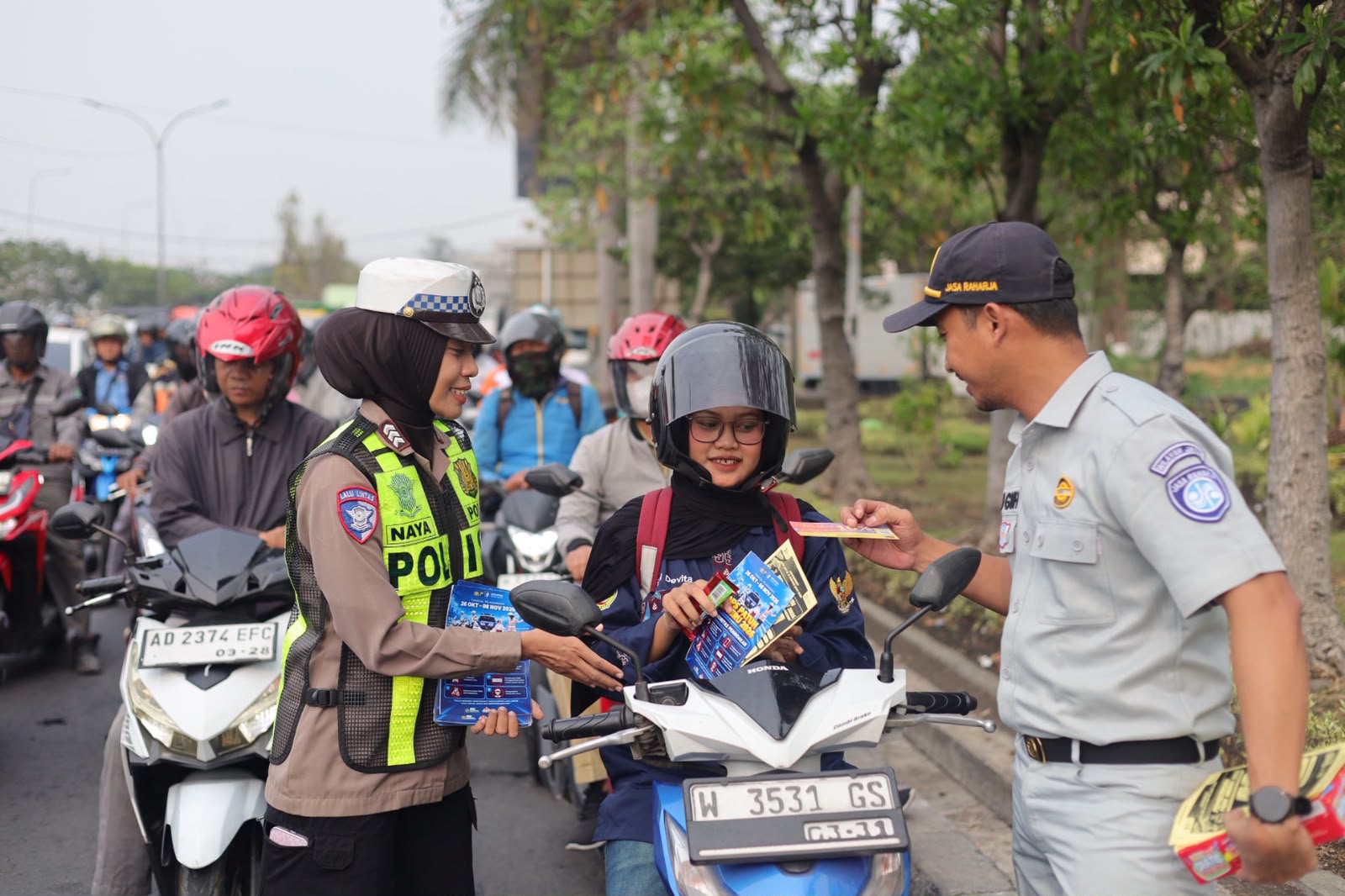 Satlantas Polres Gresik Bagikan Cokelat dan Voucer ke Pengendara di Exit Tol Kebomas